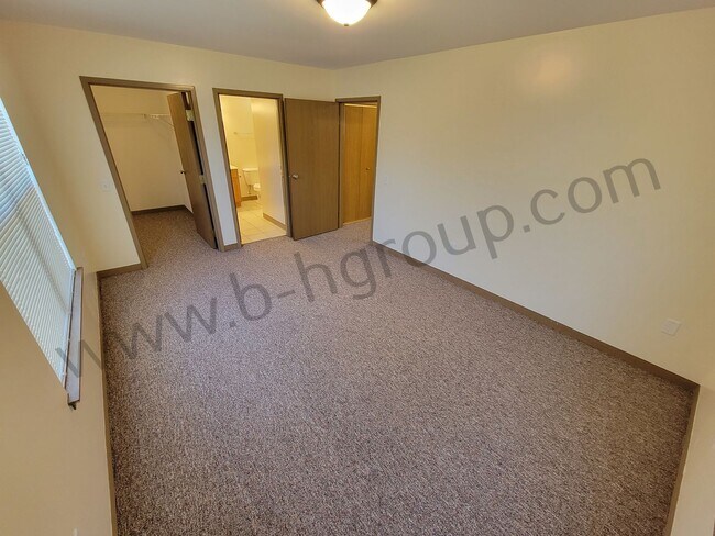 Building Photo - 8760 Sheridan Rd