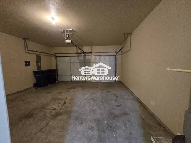 Building Photo - MOVE IN READY - Spacious 2-story townhouse...
