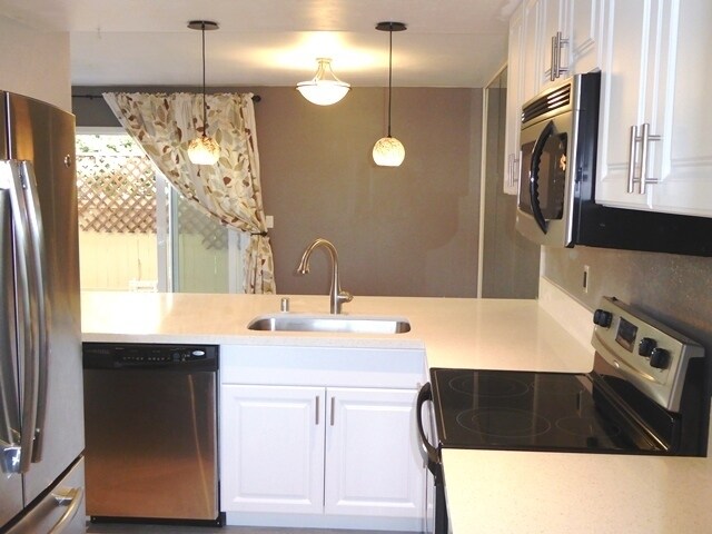 Building Photo - Upgraded End-Unit Townhome