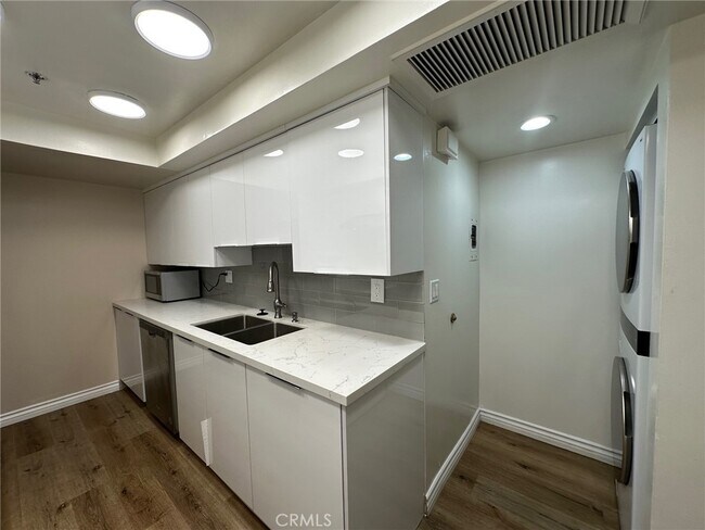 Building Photo - 10660 Wilshire Blvd