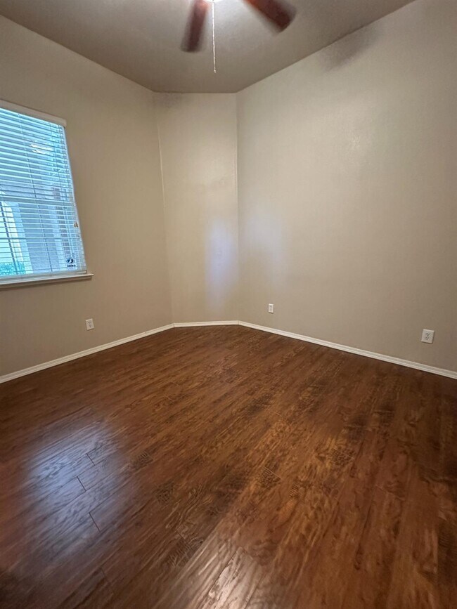 Building Photo - 5541 N Plum Ln