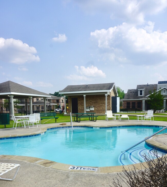 Swimming pool - Heritage Park/Lakeview Park Apartments