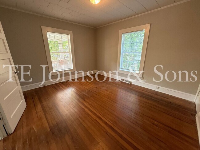 Building Photo - Charming 2 Bedroom Home with Rocking Chair Front Porch Near Downtown Winston-Salem