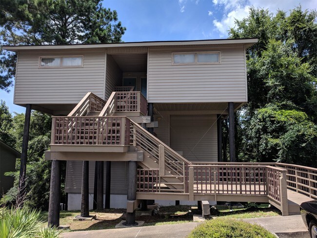 Building Photo - 1000 Pembrook Dr