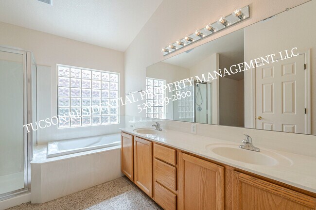 Building Photo - 11174 N Sand Pointe Dr