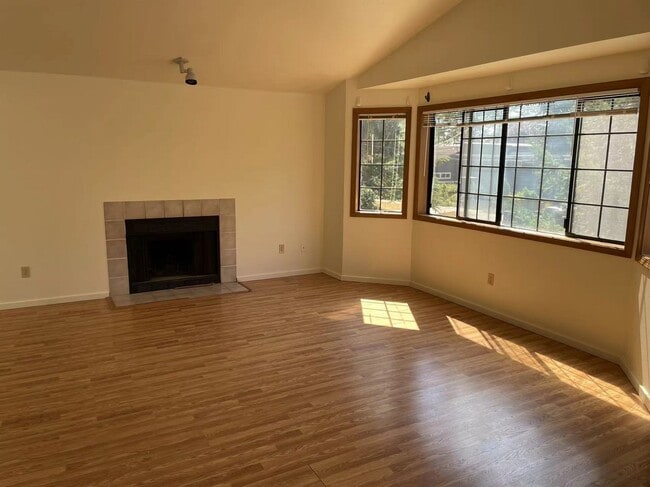 Building Photo - Spacious 3-bed, 2.5-bath house in Wallingf...