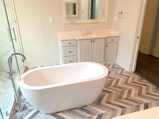 Building Photo - 4642 Devon St