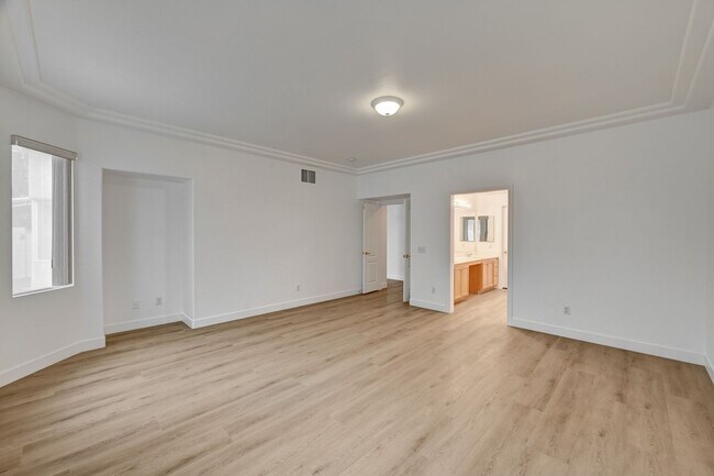 Building Photo - Spacious 5-Bedroom Retreat with Dual Firep...