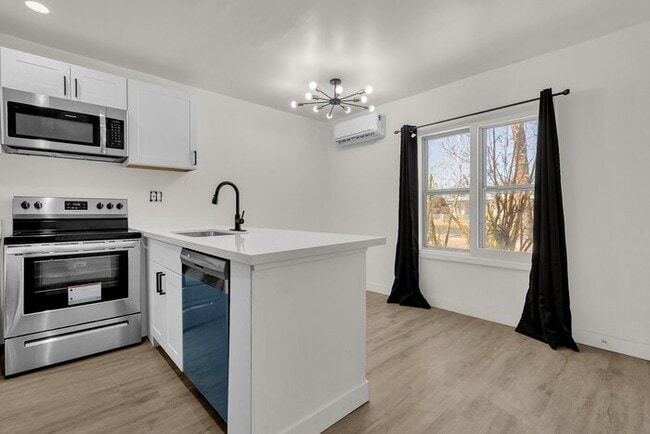 Building Photo - New remodeled in the heart of downtown PHX