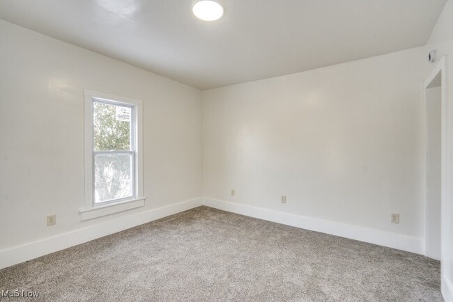 Building Photo - 155 W Walnut St