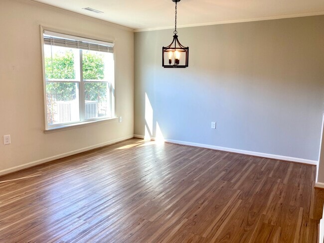 Building Photo - Town Home for Rent Minutes From Piney Gree...