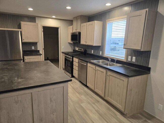 Building Photo - 415 NW Poplar Ave