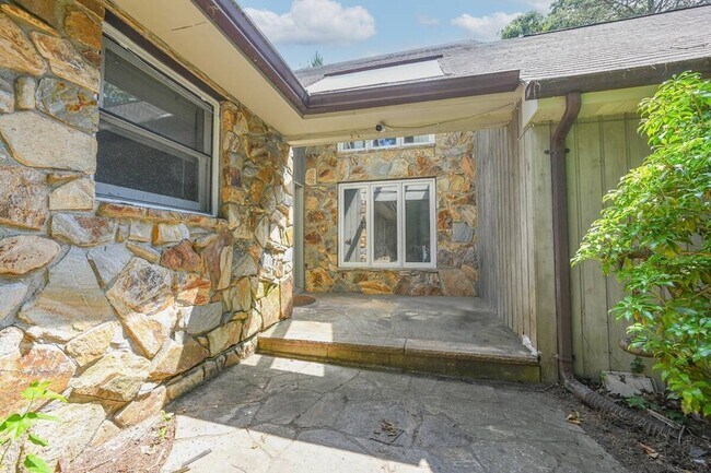 Building Photo - 11 Overlook Way