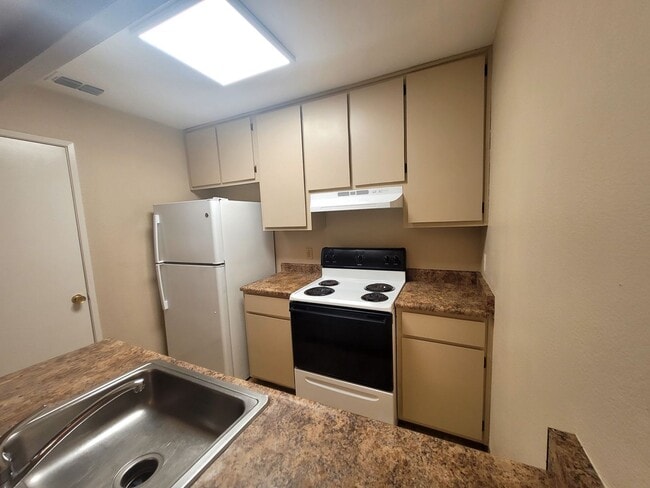Building Photo - Condo on Madison Avenue. MOVE IN SPECIAL. 1 month free.