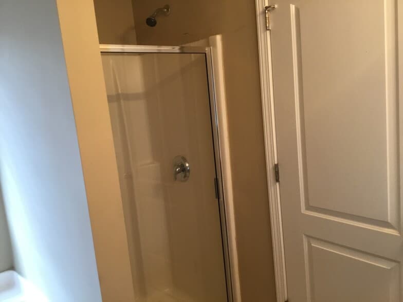 Building Photo - 6004 Glen Way Dr