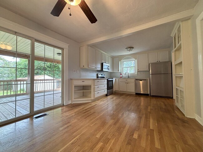 Building Photo - Get on over to Glendale!