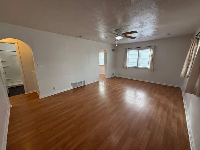 Building Photo - Two Bedroom, One bathroom, Pet Friendly Ho...