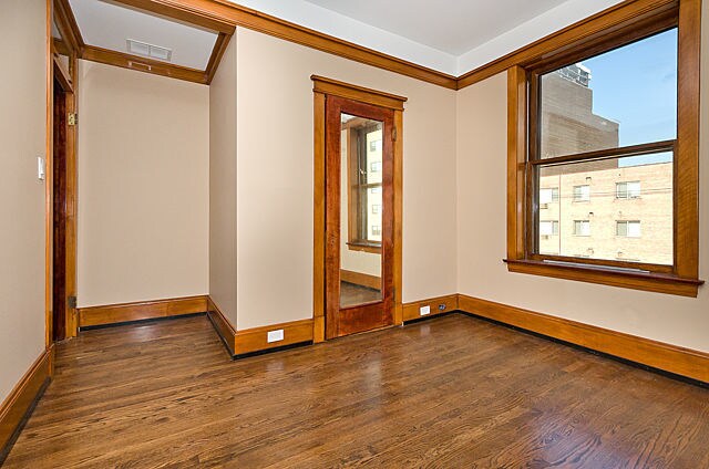 Building Photo - 5825 N Kenmore Ave