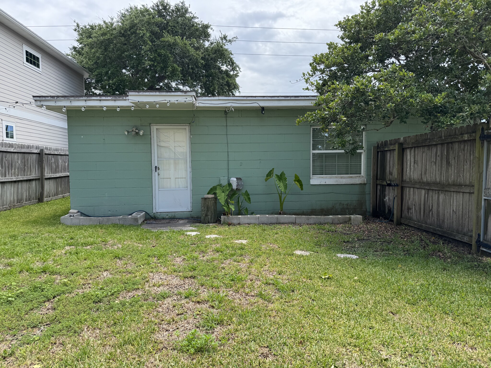 Fenced-in back yard - 405 Upper 8th Avenue South