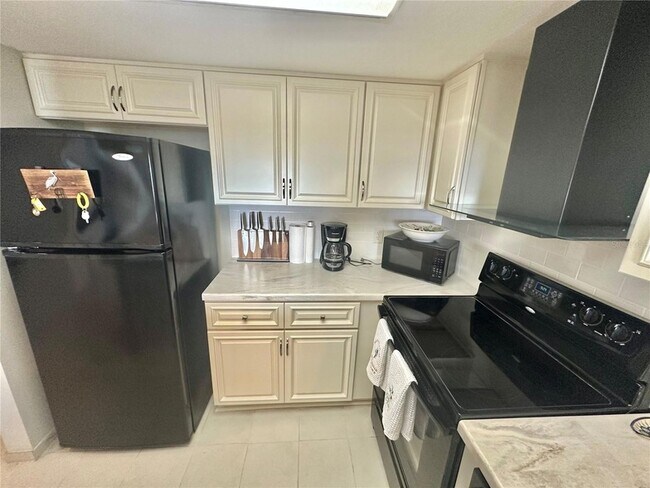 Building Photo - 6035 Sea Ranch Dr