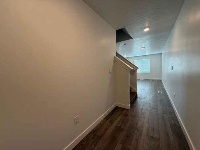 Building Photo - Beautifully Updated 4-Bedroom Townhome in ...
