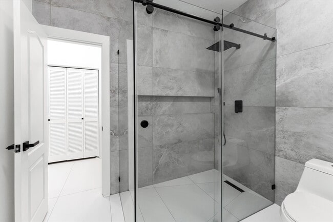 Building Photo - 1 E Wedgewood Glen