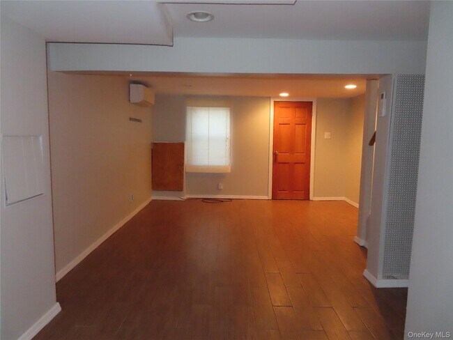 Building Photo - 208-09 Bardwell Ave