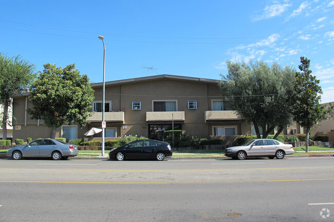 Building Photo - 18631 Burbank Blvd