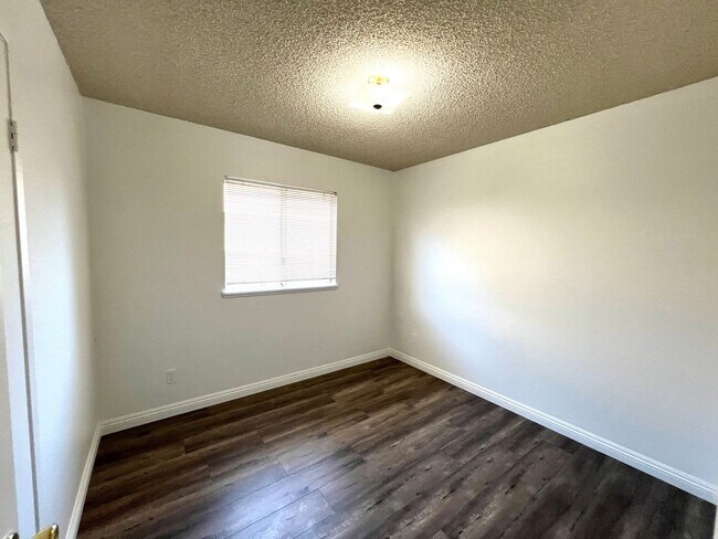 Building Photo - Charming Single story 3bed /2 bath newly renovated home