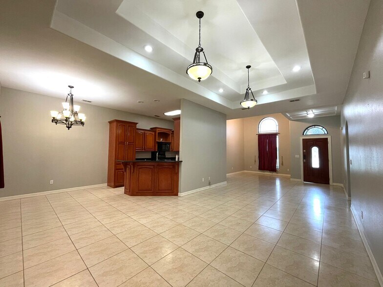 Building Photo - 4901 La Vista St