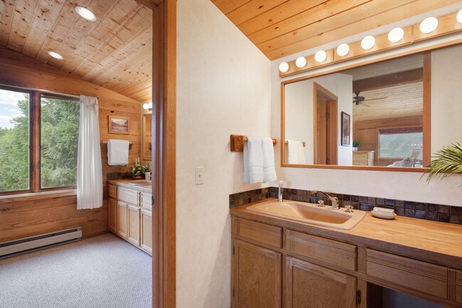 Building Photo - 2020 Juniper Hill Rd