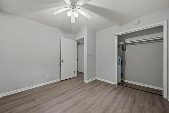 Building Photo - Private and convenient 3 bed/1 bath with large backyard