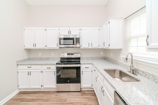 Building Photo - Beautifully updated 3 bedroom, 2.5 bath townhouse in a fantastic Lexington location!