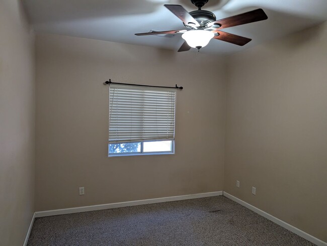 Building Photo - Nice and modern home with upgraded ameniti...