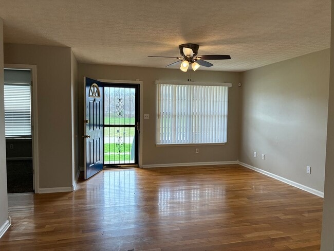 Building Photo - **NEW PRICE**   **New Paint**   **New Carpet**  Ready for YOU!!