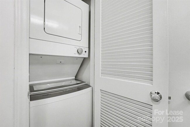 Building Photo - 300 S Cedar St