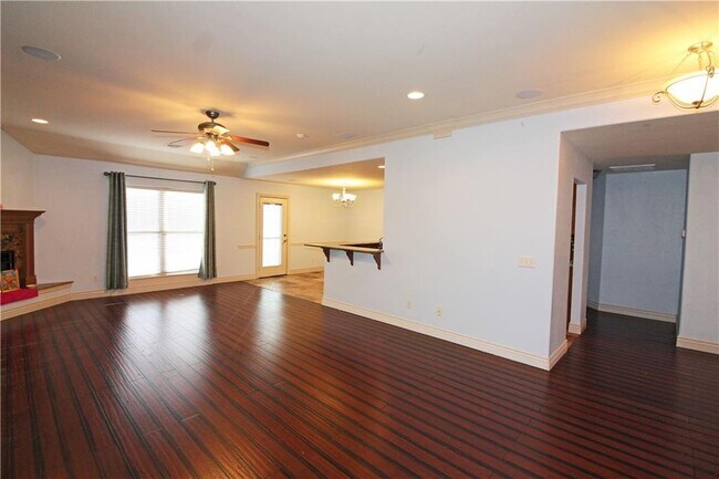 Building Photo - 1200 Kensington Dr