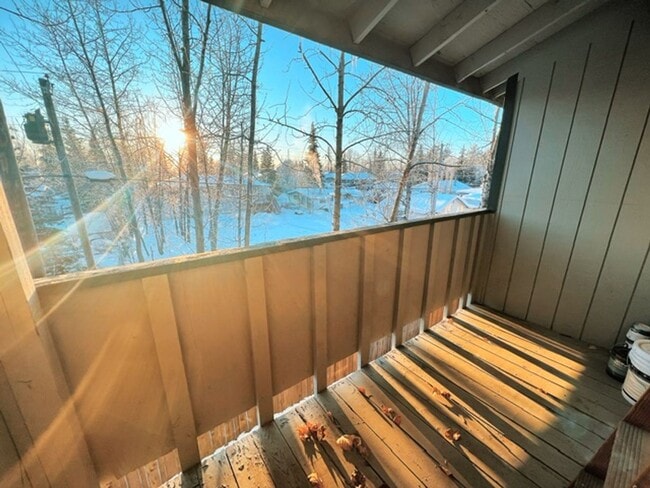 Building Photo - Spacious & Bright Top Floor Condo in East Anchorage, Close to Base + W/D In Unit!