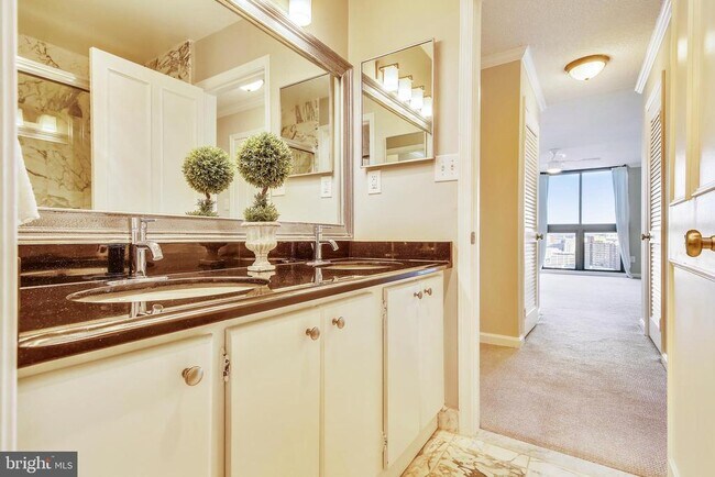 Building Photo - 1101 S Arlington Ridge Rd