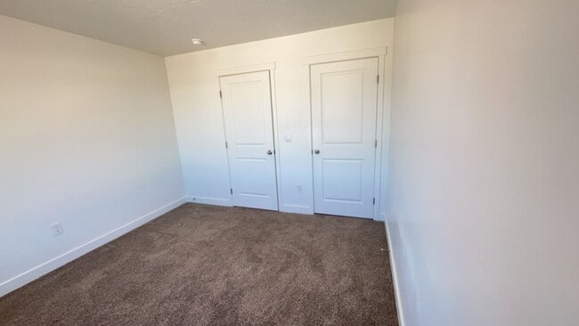 Building Photo - Modern 4 Bedroom Townhome in Cedar City. Pet Friendly!