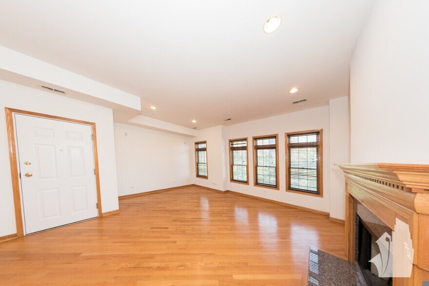 Primary Photo - 2741 N Southport Ave