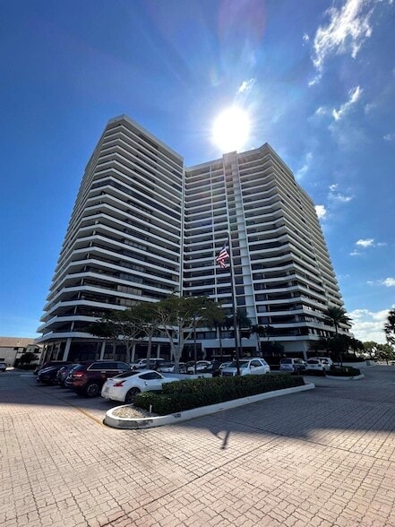 Building Photo - 100 Lakeshore Dr