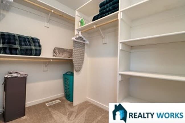 Building Photo - 3 Bedroom, 2.5 Bath townhome in great loca...