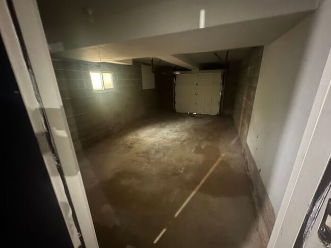 Building Photo - 4 Bed/2 Bath Ranch