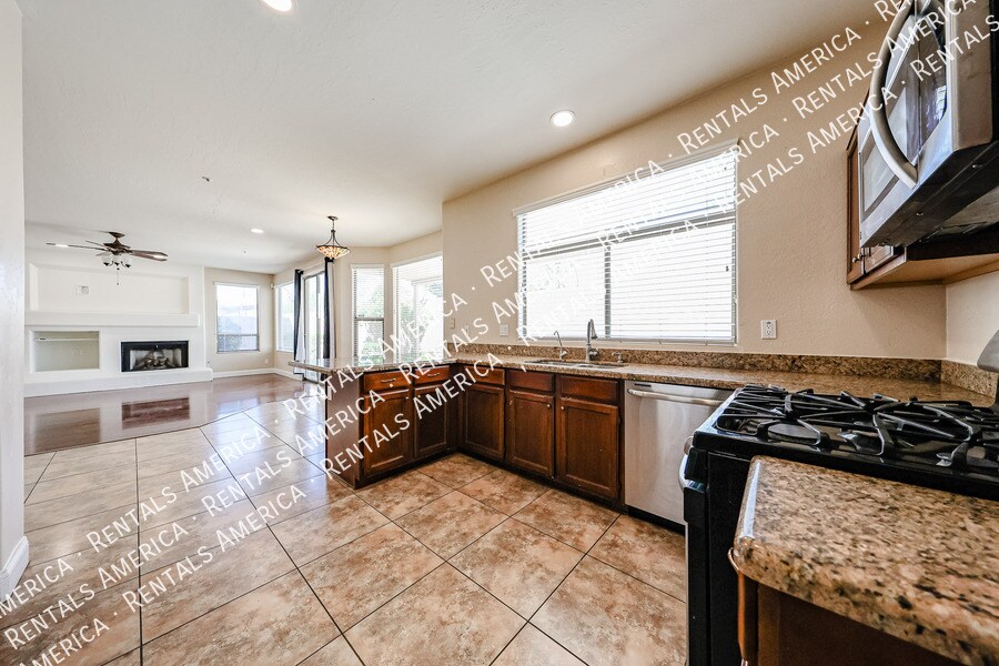 Building Photo - 14759 N 98th St