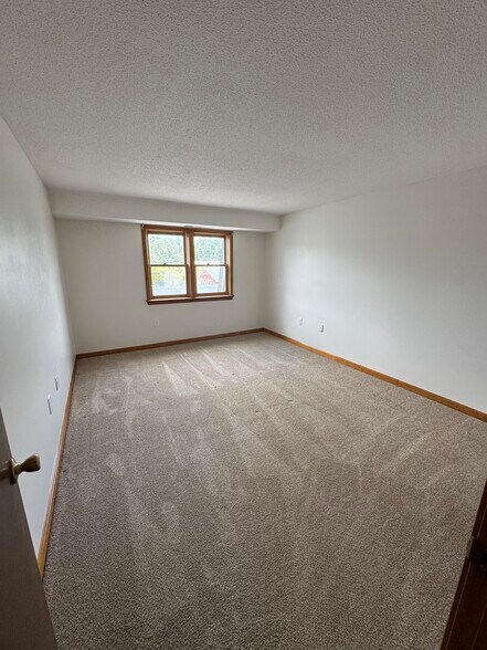 Building Photo - 2 Roedean Dr