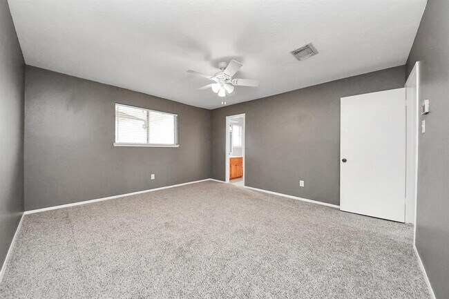 Building Photo - 2318 Hearne Dr