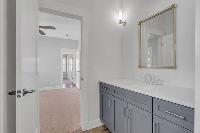 Building Photo - Stunning 5BE/4.5BA in the heart of Green H...