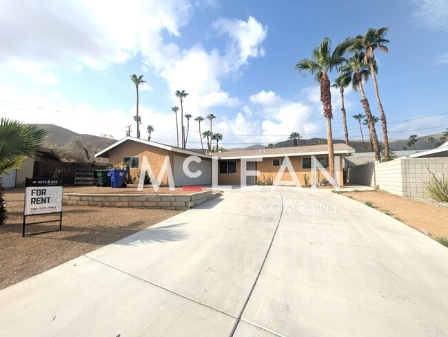 Primary Photo - Pet Friendly Three Bedroom Home in Beautif...