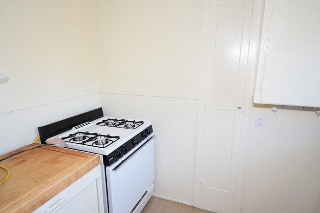 Building Photo - 2 Bedroom Casita NOB HILL/UNM CNM AREA WITH GARAGE, FENCED YARD